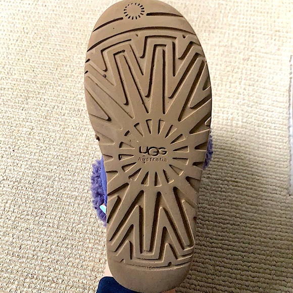 UGG Bailey Button - Picture 2 of 3